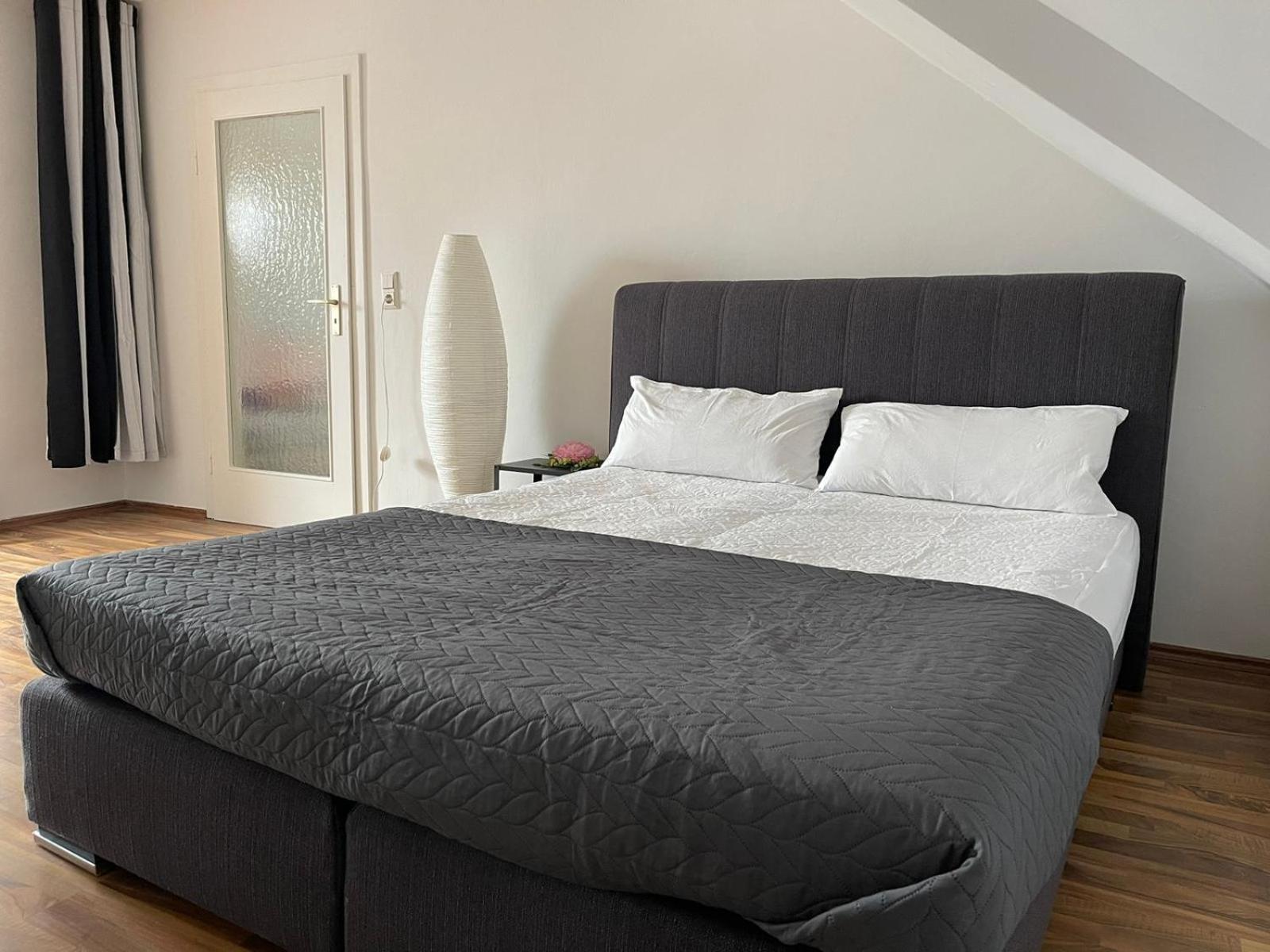 Geraeumige 3-Zimmer-Ferienwohnung Im Herzen Von Касел Екстериор снимка